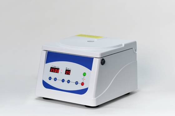 Máquina de centrifugadora de baja velocidad de baja ruido 4000 RPM 2100xg RCF para aplicaciones de laboratorio de rutina