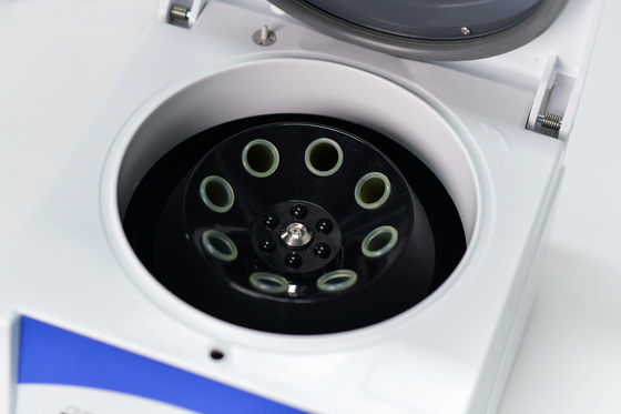 Máquina de centrifugadora de baja velocidad de baja ruido 4000 RPM 2100xg RCF para aplicaciones de laboratorio de rutina