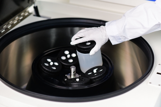 Centrifugadora vertical de capacidad 4L con sistema de refrigeración que ofrece un control de temperatura preciso de - 20°C a +40°C para la separación de muestras sensibles