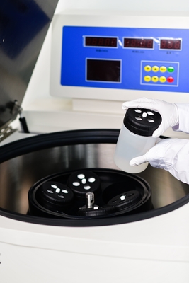 Centrifugadora vertical de capacidad 4L con sistema de refrigeración que ofrece un control de temperatura preciso de - 20°C a +40°C para la separación de muestras sensibles