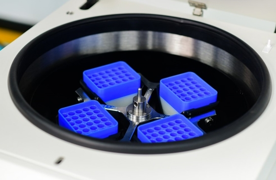 Centrífuga de decapitación automática de bioseguridad con una precisión de velocidad de ±10 r/min y una velocidad máxima de 6000 r/min